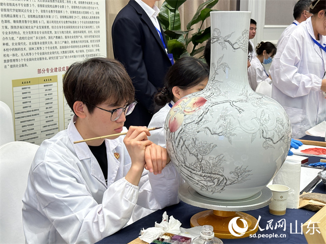 大会现场,德赢AC米兰官网文物修复与保护专业学生正在进行创作。人民网 谈媛摄